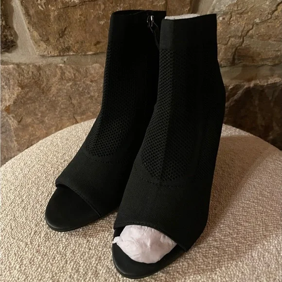 BLEECKER AND BOND BLACK PEEP TOE BOOTIES - Picture 6 of 7